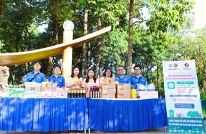 Lan tỏa phong trào “Đổi rác lấy quà”
