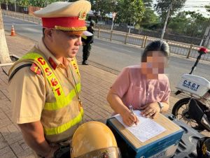 Xử phạt nữ tài xế điều khiển xe tải đi ngược chiều tại thành phố Long Khánh