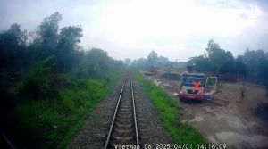 Xử phạt tài xế dừng xe ô tô tải vi phạm an toàn giao thông đường sắt