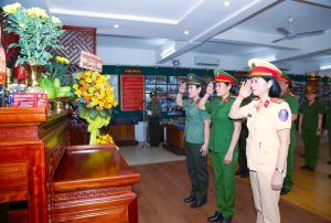 Dâng hương, dâng hoa kỷ niệm 79 năm Ngày Truyền thống lực lượng Tham mưu