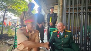 Cảnh sát giao thông Đồng Nai tiếp sức cựu chiến binh U80 tự lái xe máy từ Nghệ An vào TP.HCM xem diễu binh, diễu hành tại lễ kỷ niệm ngày 30/4