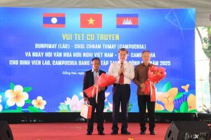 UBND tỉnh tổ chức cho sinh viên Lào, Campuchia vui Tết cổ truyền Bunpimay và Chol Chnam Thmay