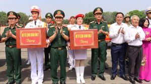 Chủ tịch UBND tỉnh tặng quà lực lượng diễu binh, diễu hành ngày Tổng hợp luyện