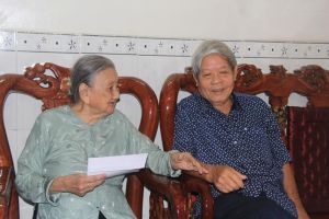 UBND tỉnh tặng quà tri ân cựu tù và gia đình cựu tù đã hy sinh tại Côn Đảo