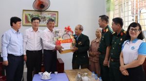 Lãnh đạo tỉnh thăm, tặng quà người có công tại thành phố Biên Hòa