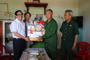 Phó Chủ tịch UBND tỉnh Nguyễn Sơn Hùng thăm các cựu chiến binh tham gia chiến dịch Hồ Chí Minh