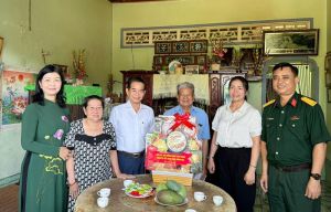 Chủ tịch HĐND tỉnh Thái Bảo thăm, tặng quà người có công ở huyện Xuân Lộc