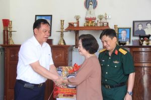 Chủ tịch UBND tỉnh Võ Tấn Đức thăm, tặng quà người có công tại thành phố Long Khánh