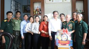 Phó Chủ tịch UBND tỉnh Dương Minh Dũng thăm, tặng quà cho người có công ở huyện Trảng Bom