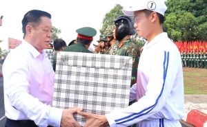 Đồng chí Nguyễn Trọng Nghĩa thăm, tặng quà động viên lực lượng A50