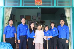 Đại diện Trung ương Đoàn thăm, tặng quà Mẹ Việt Nam anh hùng