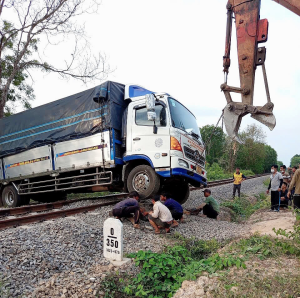 Đồng Nai: Đường sắt tê liệt vì xe tải chắn ngang