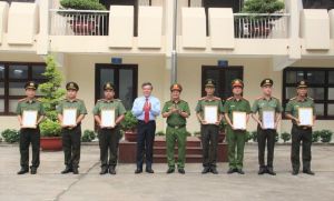 Lãnh đạo tỉnh trao thưởng cho lực lượng công an có thành tích phá án
