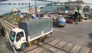 Đề nghị xác minh, làm rõ 2 tài xế vượt đường sắt tông gãy cần chắn tại huyện Trảng Bom