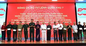 Tư lệnh Quân khu 7 tặng quà gia đình chính sách tại Đồng Nai