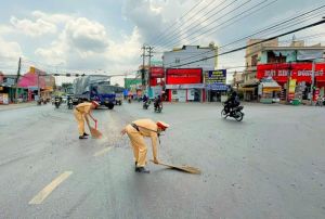 Cảnh sát giao thông Đồng Nai dọn đất do xe tải ben làm đổ trên đường quốc lộ 1A