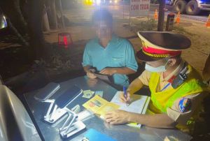 Đội Cảnh sát giao thông đường bộ số 2 lập biên bản xử phạt hàng chục trường hợp vi phạm tránh, vượt