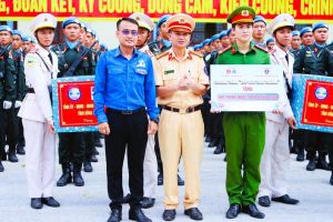 Phòng Cảnh sát giao thông thăm, tặng quà cho các Khối diễu binh
