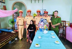 Trạm Cảnh sát giao thông  Suối Tre thăm, tặng quà Mẹ Việt Nam Anh hùng, gia đình Liệt sĩ
