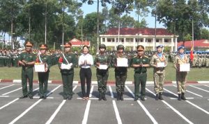 Tặng quà và động viên các lực lượng tham gia diễu binh kỷ niệm 50 năm Giải phóng miền Nam, thống nhất đất nước