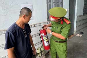 Công an phường Trảng Dài kiểm tra phòng cháy các hộ kinh doanh nhà trọ