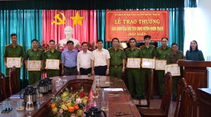 Chủ tịch UBND huyện Nhơn Trạch khen thưởng đột xuất cho Lực lượng tham gia bảo vệ ANTT cơ sở