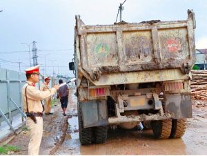 Điều khiển xe ô tải làm rơi vãi đất trên đường Võ Nguyên Giáp, một tài xế bị lập biên bản xử phạt hành chính