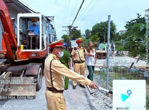 Ra quân lập lại trật tự, hành lang an toàn đường sắt qua phường Tân Hiệp