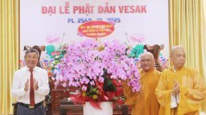 Tỉnh ủy - HĐND - UBND - Ủy ban MTTQ Việt Nam tỉnh thăm, chúc mừng Đại lễ Phật đản