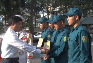 Khen thưởng đột xuất các chiến sĩ tham gia Diễu binh kỷ niệm 50 năm Ngày Giải phóng miền Nam, thống nhất đất nước