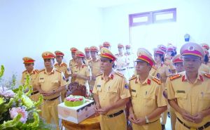 Phòng Cảnh sát giao thông Công an Đồng Nai tổ chức dâng hương, dâng hoa kỷ niệm 135 Ngày sinh Chủ tịch Hồ Chí Minh