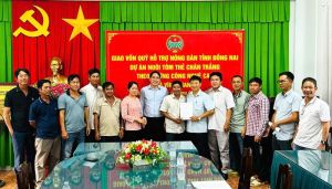 Trao 1 tỷ đồng vốn Quỹ Hỗ trợ nông dân cho 10 hộ nuôi tôm công nghiệp tại xã Vĩnh Thanh