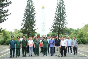 Thực hiện các thủ tục tiễn đưa hài cốt liệt sĩ Nguyễn Văn Tâm về quê hương