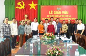 Hội Nông dân tỉnh trao vốn cho 10 hội viên nông dân xã Vĩnh Thanh