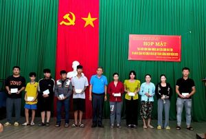 Tặng quà cho công nhân khu nhà trọ có hoàn cảnh khó khăn tại huyện Nhơn Trạch