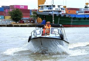 Cảnh sát giao thông Đồng Nai ra quân tổng kiểm soát phương tiện bơm, hút, vận chuyển cát, sỏi trên tuyến đường thủy