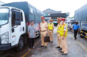 Tuyên truyền, tổ chức ký cam kết an toàn giao thông cho hơn 320 doanh nghiệp, tài xế và chủ phương tiện vận tải trên tuyến Quốc lộ 20