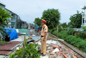 Ủy ban ATGT quốc gia yêu cầu điều tra, xử lý nghiêm các trường hợp ném đất, đá, chất bẩn lên tàu hỏa từ đầu năm 2025 đến nay