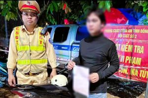 Cảnh sát giao thông phát hiện người điều khiển xe mô tô dương tính với ma túy
