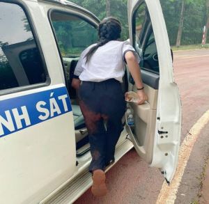 Cảnh sát giao thông Đồng Nai dùng xe đặc chủng kịp thời hỗ trợ nữ sinh bị té xe đến điểm thi tốt nghiệp THPT đúng giờ