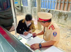 Đội Cảnh sát giao thông đường bộ số 2 liên tiếp phát hiện người điều khiển xe máy dương tính với chất ma túy trên tuyến Quốc lộ 20