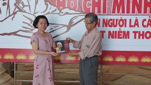 Thư viện Đồng Nai tiếp nhận cuốn sách Bác Hồ ở Thái Lan