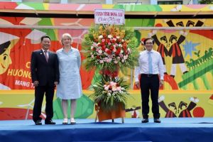 Phó Chủ tịch UBND tỉnh Nguyễn Sơn Hùng tham dự chương trình Chuyến xe hướng nghiệp Đức