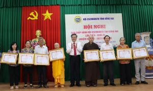 Tặng Bằng khen của UBND tỉnh cho Hội Chiến sĩ cách mạng bị địch bắt tù đày