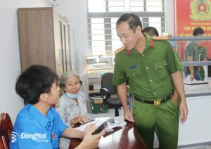 Phó Giám đốc Công an Đồng Nai hướng dẫn, hỗ trợ người dân khi đến làm việc tại phường Minh Hưng