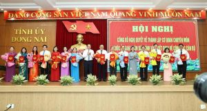 Công bố nghị quyết thành lập các cơ quan chuyên môn của UBND tỉnh và quyết định về công tác cán bộ