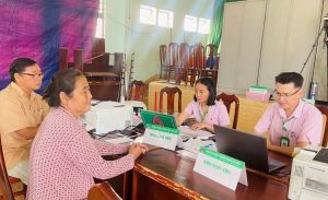 Ngân hàng Chính sách xã hội Trảng Bom tổ chức phiên giao dịch tại xã Bàu Hàm sau khi thực hiện kế hoạch sắp xếp đơn vị hành chính và xây dựng mô hình chính quyền địa phương 2 cấp