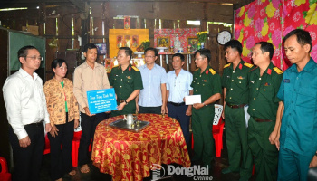 Đại tá Bùi Đăng Ninh thăm và tặng quà gia đình chính sách tại Định Quán, Thanh Sơn và Tân Phú