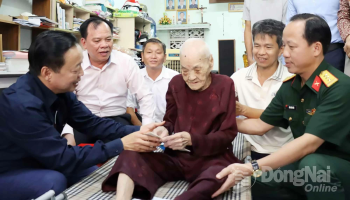 Phó Thủ tướng Chính phủ Trần Hồng Hà thăm, tặng quà người có công trên địa bàn tỉnh Đồng Nai