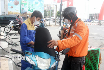 Giá xăng giảm, dầu tăng